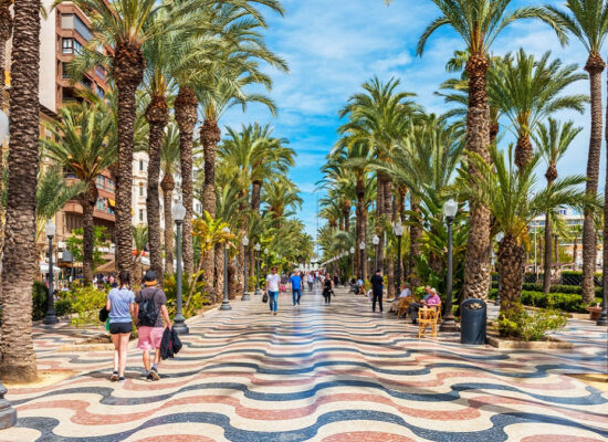 Personas paseando por el centro de Alicante