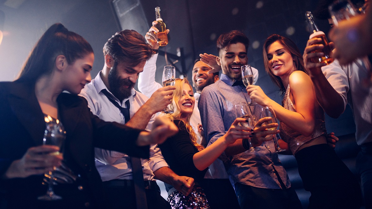 grupo de jóvenes celebrando una fiesta con alcohol