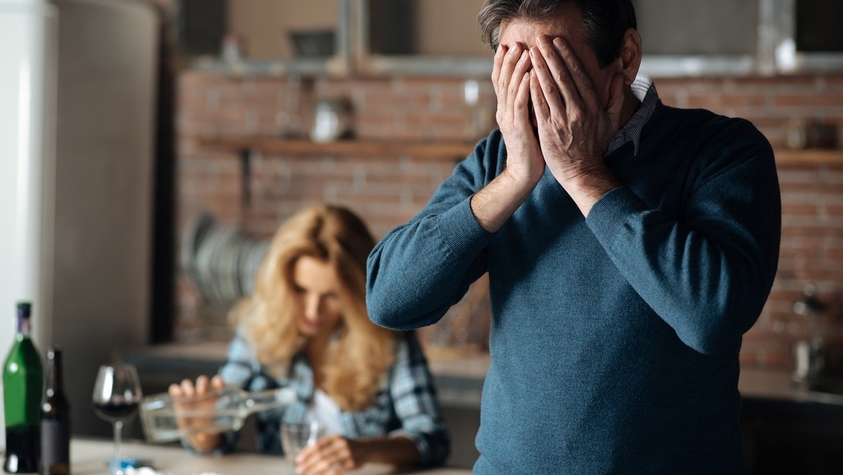 Mujer con intoxicación etílica y trastorno por consumo de alcohol